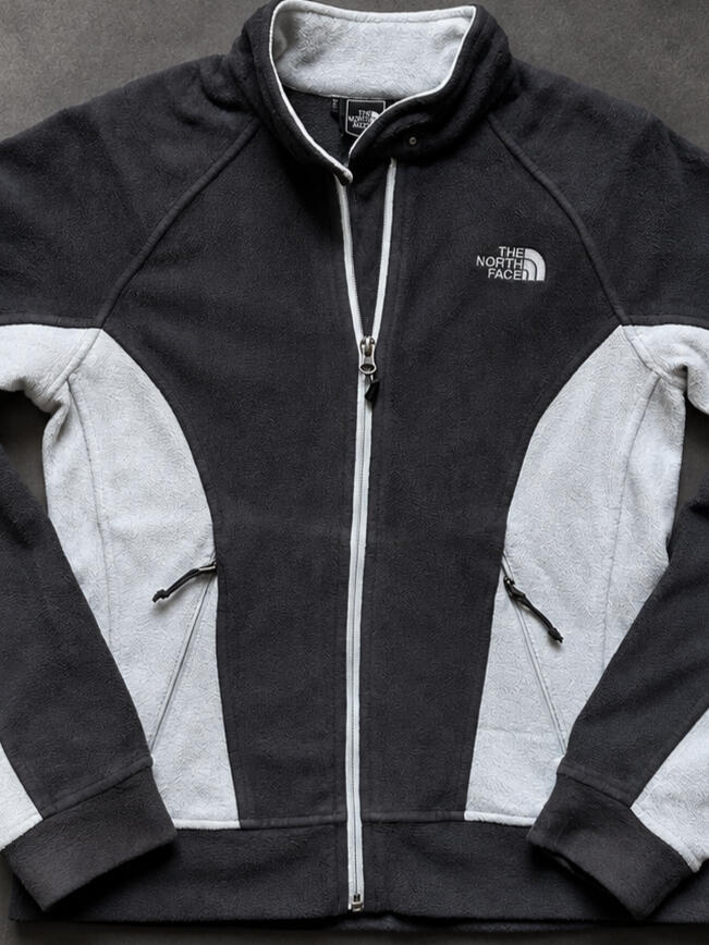 Schwarz-graue The North Face Fleecejacke – sorgfältig ausgewählte Secondhand-Mode von QUENARO