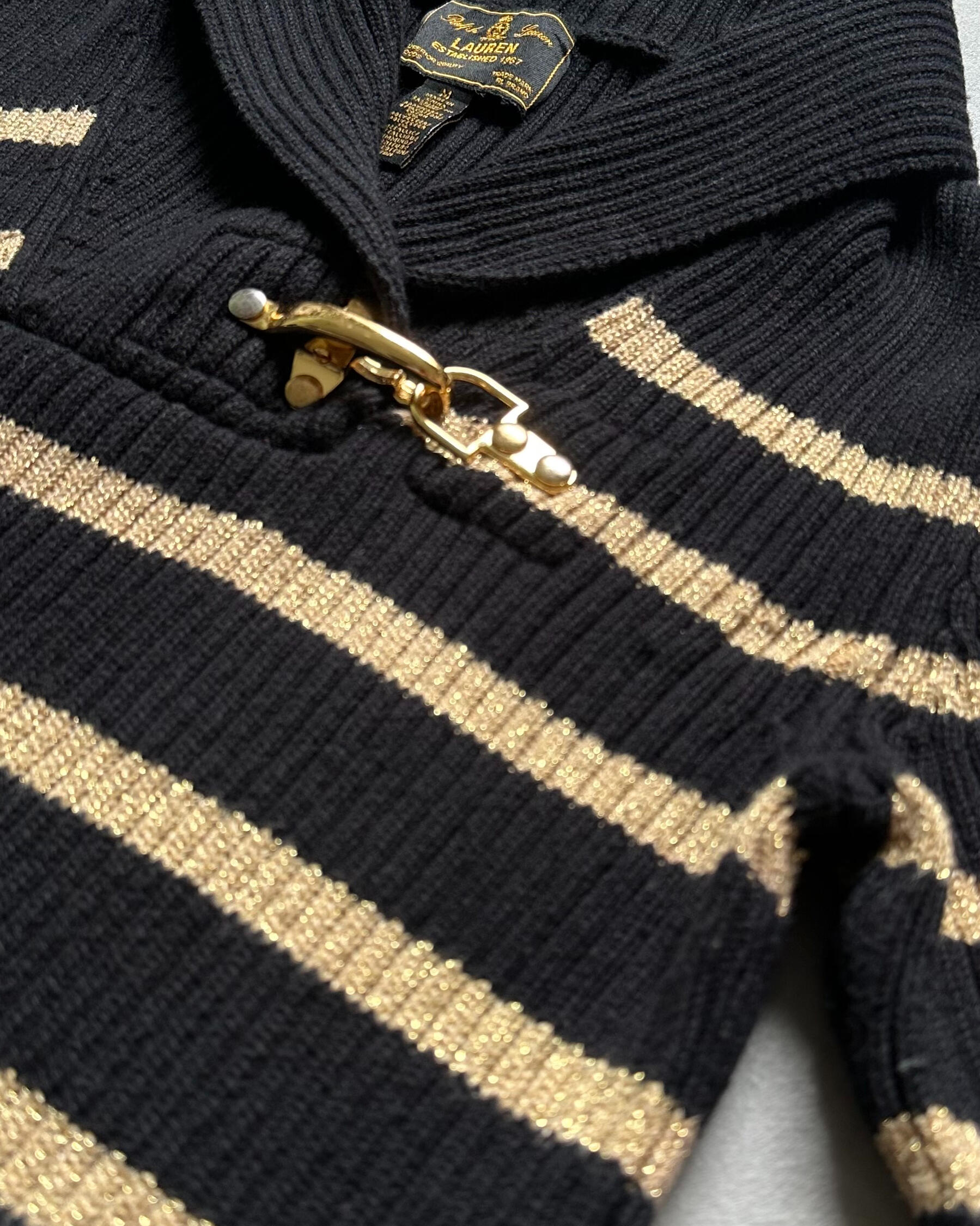 Schwarzer Lauren Strickpullover mit goldfarbenen Details – QUENARO